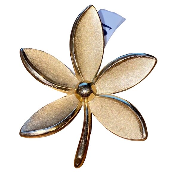 Vintage Trifari Gold Tone Flower Pin Brooch Pikake - Picture 1 of 4